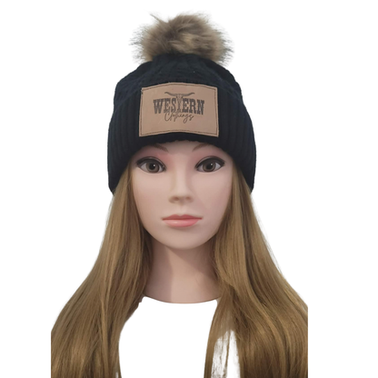 Tuque avec pompon et patch de cuir | Beige, caramel ou noir