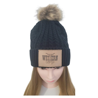 Tuque avec pompon et patch de cuir | Beige, caramel ou noir
