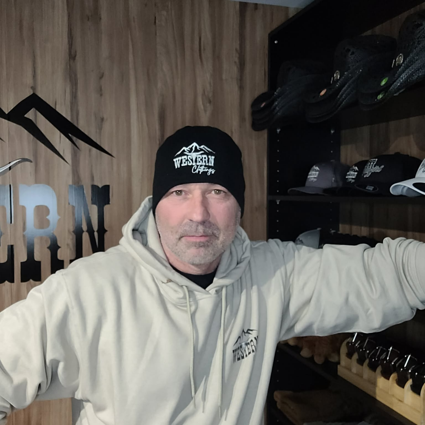 Tuque sans rebord | Brodée noire ou rose