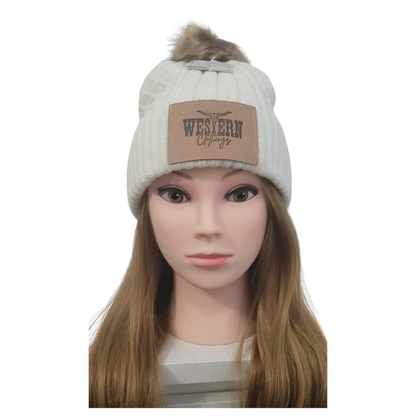 Tuque avec pompon et patch de cuir | Beige, caramel ou noir