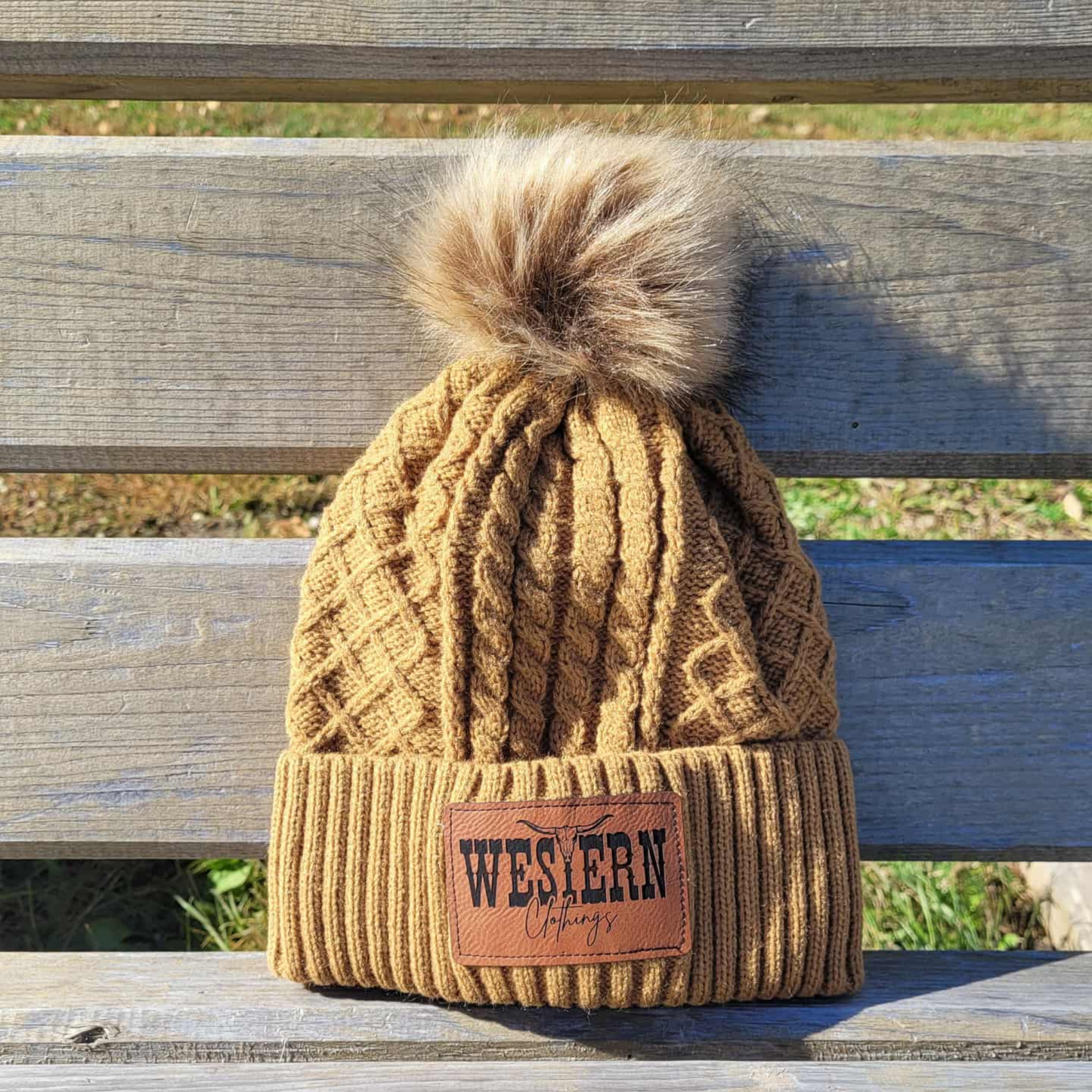 Tuque avec pompon | Caramel et patch de cuir